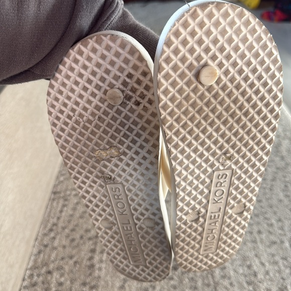 Michael Kors flip flops/ sandals , white with navy lettering logo, size 10 - Picture 3 of 6
